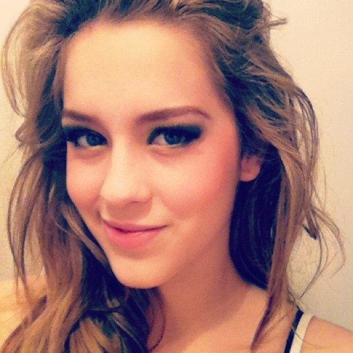 Um fc dedicado a melhor atriz do mundo (@sophiaabrahao) SOU REBELDE PARA SEMPRE *-* E VOCÊ? Since: 20/09/2011 ALWAYS ♥ Madrinhas: @sarahsiga, @bolinhadiqueijo