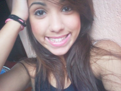 Disfarço minha tristeza fazendo outras pessoas felizes.http://t.co/aL4cVtMceB