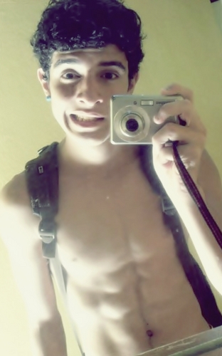 Sou de Morrinhos Goiás, tenho 16 anos ,  tenho 1.75 m ,gosto de esportes , gosto que falem a verdade , meu robe é fazer academia , estudo ... amo Deus e família
