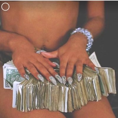 mrsbombbinladen's profile picture. 𝙿𝚁𝙴𝚃𝚃𝚈 & 𝙿𝚁𝙸𝚅𝙴𝙻𝙴𝙶𝙴𝙳 💅🏾🫰🏾🌸