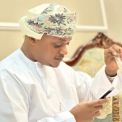 شاعر و ملحن.