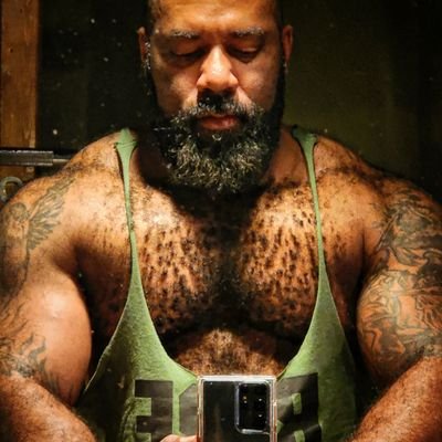 Exhibionist #musclebear looking to get bigger. Love porn, but not a pornstar. This is my only Twitter account. You can find me on IG: claxtoka.official