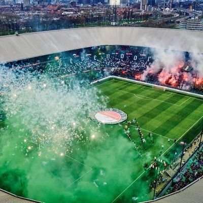 Feyenoord -de kuip 🔴⚪ seizoenkaart houder op vak Z, wat je in je handen houdt,kun je verliezen,maar wat in je hart zit. Zul je nooit kwijtraken.