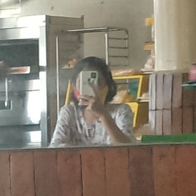 Writer, Artist, Foodie and a bit of an amateur chef at home. Former student journalist.