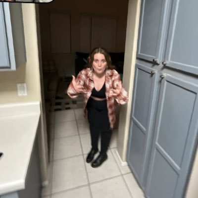 Pieceofboook's profile picture. "Hot girls eat dinner bitches" -me 04/22/22