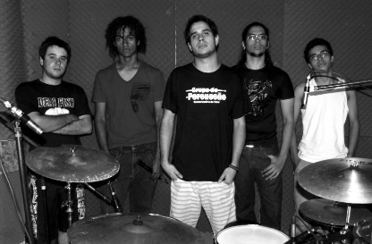 Vocal Emerson Sioli, Guitarra Alex André, Baixo Ed, Guitarra Evandro Ribeiro, Bateria Thomas Xavier.