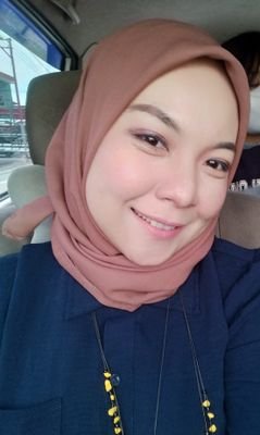 suka soal politik,seni,apapun yg nambah wawasan.diem2 nyimak ketubiran netizen+humor ajaibnya.kicauanku Ga berat, klo berat harus diobrolin sambil kulineran😊