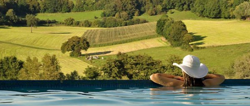 Verscholen tussen de ZuidLimburgse heuvels. Waar rust, ontspanning en verwennerij eenheid vormen. Beleef de Saunawereld van onze Wellness & Spa... Geniet.