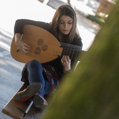 Trentina cresciuta a Venezia, svizzera d'adozione. Tiorbista, chitarrista e liutista, membro del Concerto di Margherita, specializzata nel canto accompagnato.