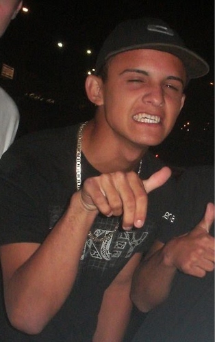 $ Sou  de poucas palavras , mais uma  palavra fala tudo oqê eu sou : .   HUMILDE #$   :D