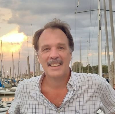 _garias's profile picture. no puedo evitarlo, cuando canto el Himno Nacional se me hace un nudo en la garganta.
Nota: no pierdo el tiempo respondiendo a agresivos ni cerebros vacíos.