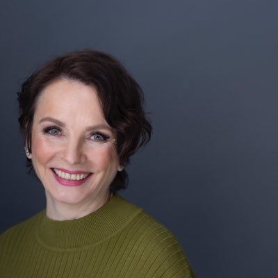 Dekkarikirjailija, eläkeläinen ja kahden cairnterrierin palvelija. 45 vuoden kokemus journalismista.