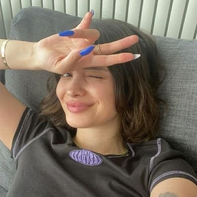 crynagetawaycar's profile picture. Ağlamıştım çünkü o sokak lambasının bir gün yeniden yanacağına hiç inanmamıştım.