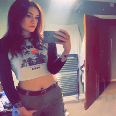 _AmyJemmo's profile picture. toffee crisps