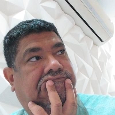 Estatístico, professor de matemática, Beija-Flor de Nilópolis, Flamengo e pai do Heitor.