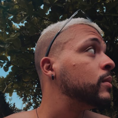 Minhas costelas não são nada além de uma gaiola vazia.