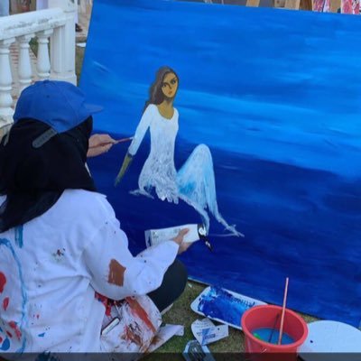 انا فنانه تشكيليه سعوديه يهمني ان اظهر تراث وطني بصوره. مميزه. حديثه. تواكب العصر وتتحدث بما في داخلي. من حنين لماضي الاجداد وعب الماضي الجميل.
