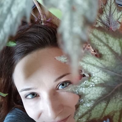 KatWooood's profile picture. 🌿