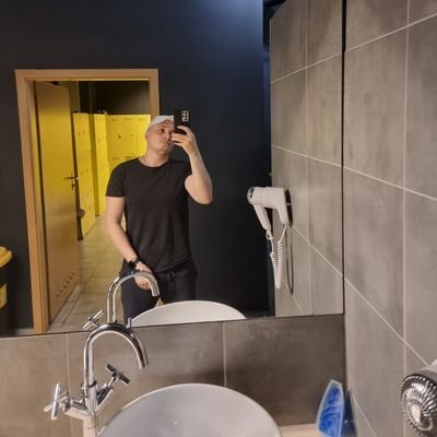 Hejka jestem Mark😊 mam 28 lat.🏡 Mieszkam w Polsce. Pracuje jako barista☕️🧁🍰 w kawiarni. Lubię kawe i nie tylko...😈🐱