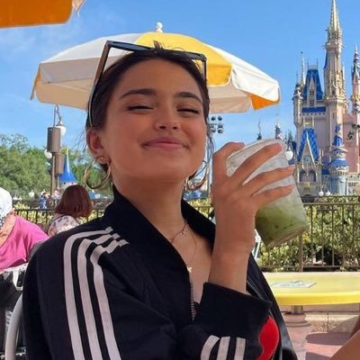 caitlinduart's profile picture. apareço aqui de vez em quando p falar de série e livro.