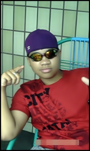 Tenho 15 anos
Gosto muito de twitter, Sou baladeiro '
Amo muito sair para baladas curti e taals
Akie olho gordo nĆ£o tem jeito nos manda colĆrio daithi