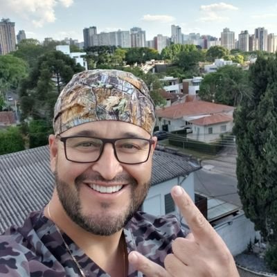 Padre de familia, esposo, Odontólogo, protesista, implantólogo, conferencista/speaker, Cazador, masón, pro übermensch, ya saqué 1 vez 1 peluche d la maquinita😅