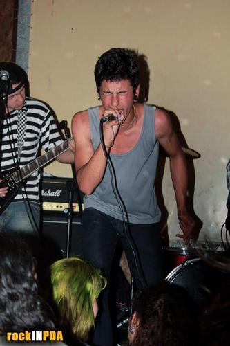 Vocalista da @bandaunder .