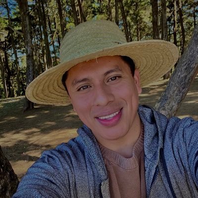 Me siento orgulloso de ser guatemalteco, nativo de la tierra del café, Dios el dueño de mi vida. Promotor del bien común.
