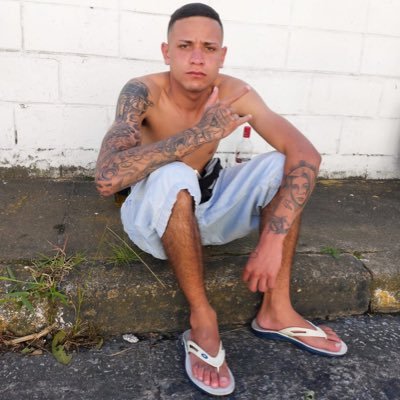 Meu protetor esta em cima das nuvens e na minha cintura meu único amigo. 🤟