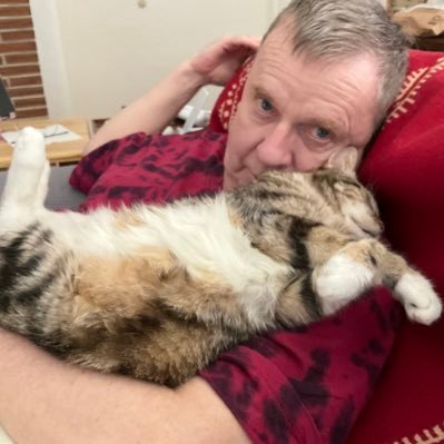 Cats, art, music, news & flowers. Mostly retweets.