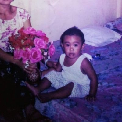 bokalista daw ako ng @precaldropouts / mass comm studyante/ hindi po ako commie/
lumpia