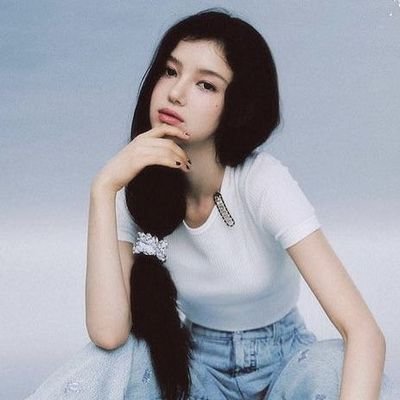 「 RP • 2005 」 NewJeans's member. Marsh Danielle is the name.