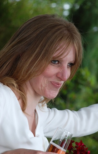 Mum, choral director, soprano, marketing & comms professional by day, and total opera, music and cat lover.