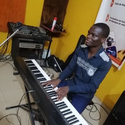 Je m'appelle Aimé Gbenou suis musicien Gospeliste au Bénin,je fais un peu de tout et aussi ajouter à la musique,suis un cadreur monteur