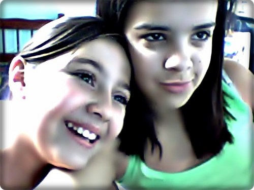 Ela , Geminiana que ama a família e a Melhor amiga, Justin Drew Bieber e a Miley Ray Cyrus *-* @aa_Raissa a Melhor Amiga do mundo