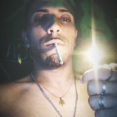 Clima meia luz, entre flashs e batidas 🎶

Satanáries ❤️‍🔥
Artista da La Toca Records 🎤🎧