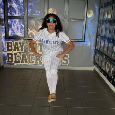 C/O’24 Bay City High School | #18 Varsity Softball | Avid student | NTHS| 3.8 GPA | OF, 3rd base Email: ariellem429@gmail.com