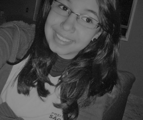 Even when my hands are busy torturing, strangling, murdering, close your eyes My heart cries and sincerely @Bisc_oito.