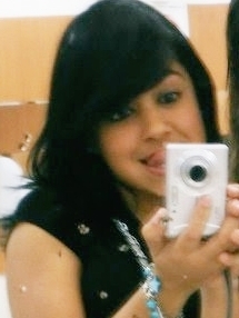 Vira na esquina e entra nos becos
Que é estreito, não tem espaço pra viatura (♪
 Mc Guimê s2