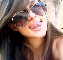 ,,Não sou perfeita, tenho vários deefeitos, porém sãao eles que me fazeem seer única.Duas palavras que ninguém resiste em twittar: Me segue (Puttz!)