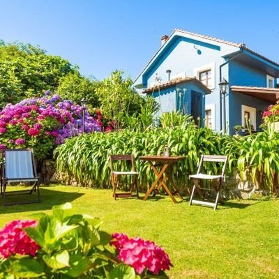 casa rural en Asturias, ubicada en la costa oriental; Loroñe es un lugar privilegiado: a los pies de la Sierra del Sueve y a tan sólo 1 Km de la playa