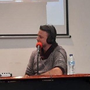 Nací un buen día, mi madre no era virgen,no vino el rey, tampoco me importó. Deportivista 101% Y aprendiz de podcaster en Cuatro Picas y A Micro Descubierto