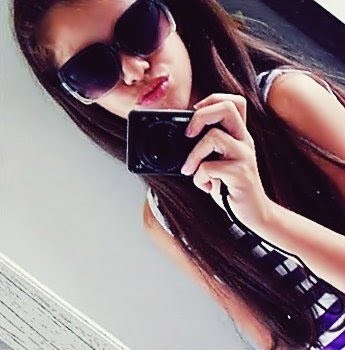 Aquariana, chata,boba,sensível,carinhosa, amigável,legal,grossa,amorosa,estressada,inteligente,um pouco de TUDO, um pouco de NADA.  -q