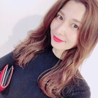 私は子供のシングルマザーです😊自分の努力で起業し、物理的な店舗を開設しました😍コロナウイルスによる私の損失に見舞われ、物理的な店を経営し続けることができず、閉鎖するしかありませんでした😭
そして私は人生の貴人と出会い、ネットショップの経営を教えてくれました😘
今の生活は美しいですが、 人生で出会った誰かに感謝し