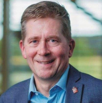 Konservativ helt ind til benet. Efter 34 år i politik er det umuligt at sige hvor Martin begynder og konservative holder op 🙂.