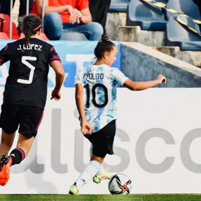 Jugadora de Futbol ⚽️ @clubuaiurquiza y selección @argentina 🇦🇷 https://t.co/gQKGtWsDo3 Atleta @underarmourarg Agente @soccerdreamsgp