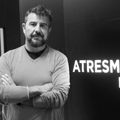 Profesional de la Comunicación, Locución y Doblaje. Periodista. Profesor Adscrito (URJC). Docente en Atresmedia formación. Autor de -Y TÚ, cómo te cuentas-.