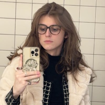evieyak's profile picture. she/her ~ infp ~ trying to make trans friends on this hellsite ❤️‍🔥❤️‍🔥 ~ also writing an album about gender transition ~