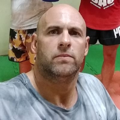 Conservador, muito bem casado, Formado em Ciências da Computação, Vendedor, Instrutor de Muay Thai.
A favor do Brasil sempre!!!