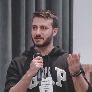 ⚡️ Software Engineer
🤖 Speaks about Tech, Software and more!